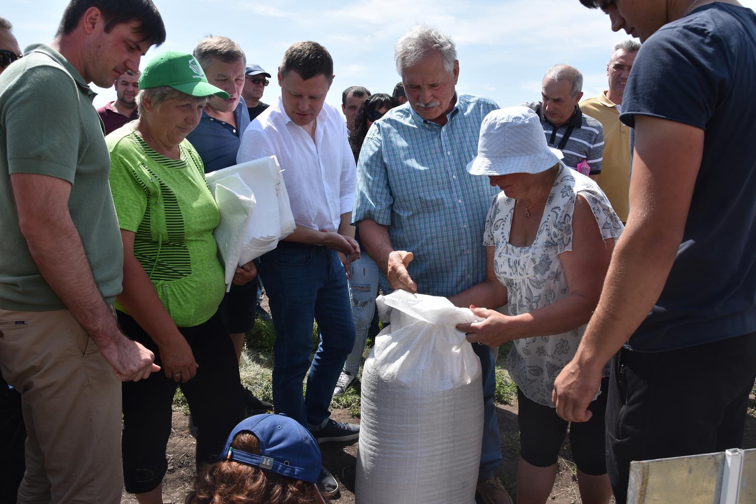 Учасники Дня поля зацікавилися посівним насінням, яке вирощене на полях Інституту сільського господарства Північного Сходу НААН. Фото з сайту Сумської обласної ради